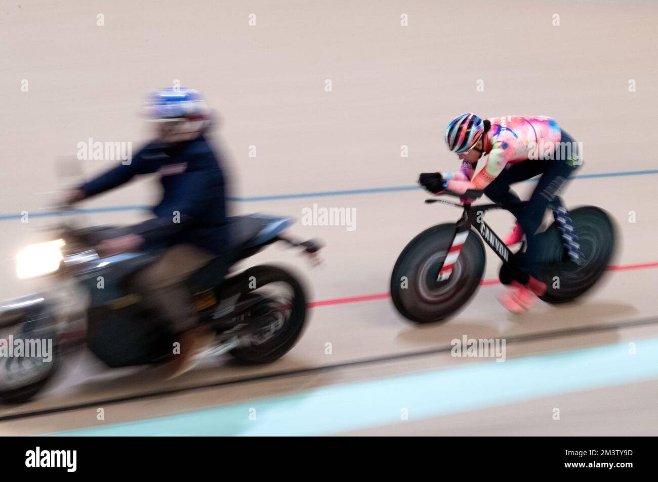 Inseguimento individuale Chloe Dygert, campione del mondo, si allenerà sulla sua nuova moto da inseguimento Canyon al Velodromo 7 di Eleven a Colorado Springs. Foto Stock