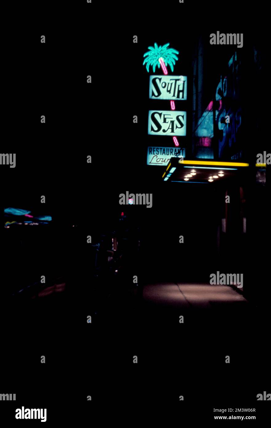 South Seas Restaurant segno illuminato di notte, segnali elettrici, ristoranti. Collezione Edmund L. Mitchell Foto Stock