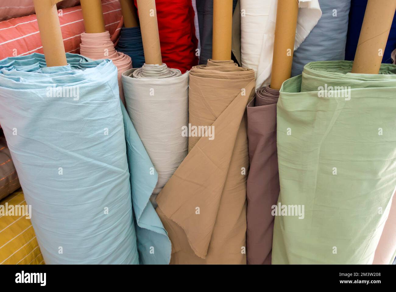 rotoli di stoffa in negozio di tessili Foto Stock