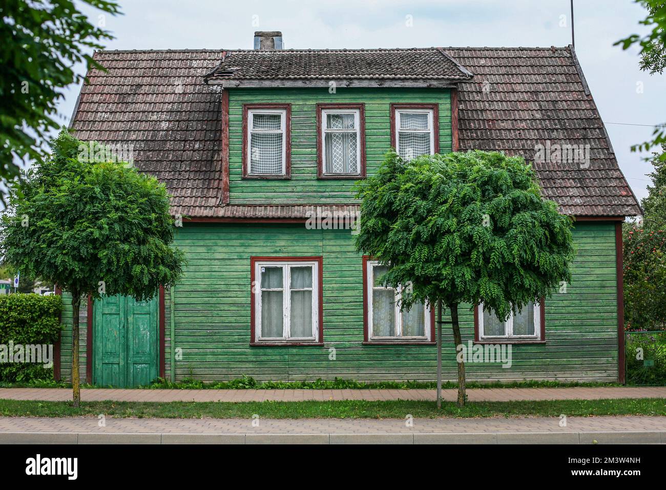 Una grande vecchia casa verde a Mazeikiai, Lituania. Foto Stock