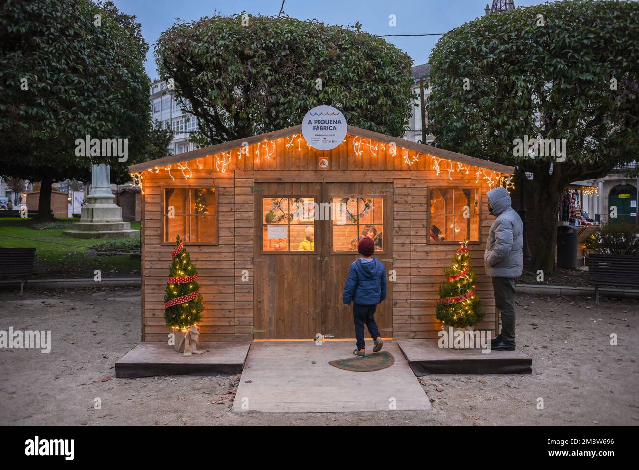 lugo, spagna. 9 dicembre 2022: attività e mercatino di natale nel parco con giochi tradizionali per bambini e adulti Foto Stock