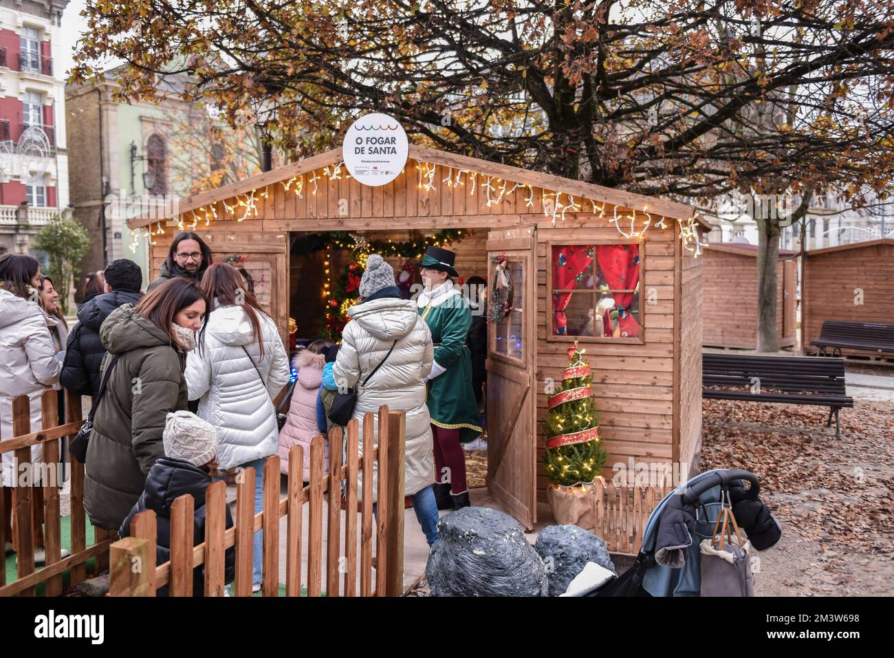 lugo, spagna. 9 dicembre 2022: attività e mercatino di natale nel parco con giochi tradizionali per bambini e adulti Foto Stock