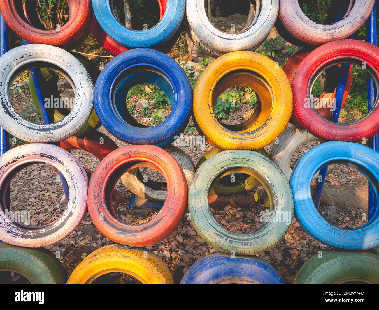 Ruote dipinte nel parco giochi della Thailandia Foto Stock