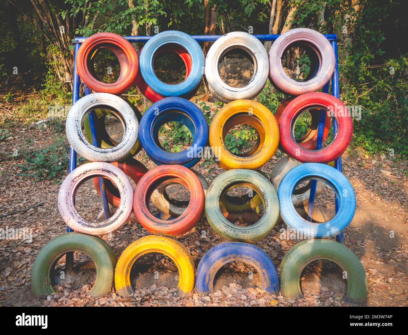 Ruote dipinte nel parco giochi della Thailandia Foto Stock