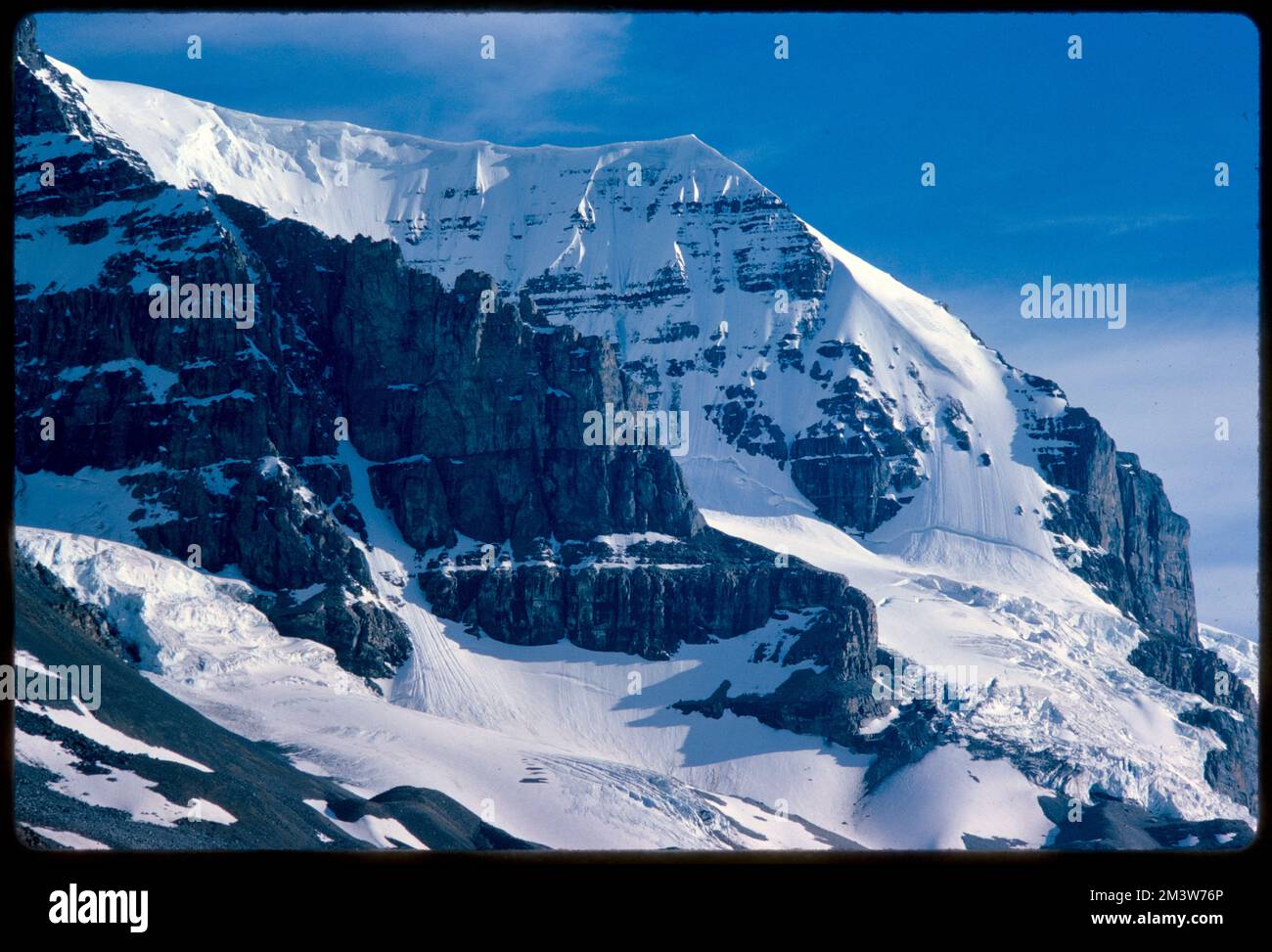 Ripido fronte di montagna parzialmente coperto di neve, British Columbia , Montagne, neve. Collezione Edmund L. Mitchell Foto Stock