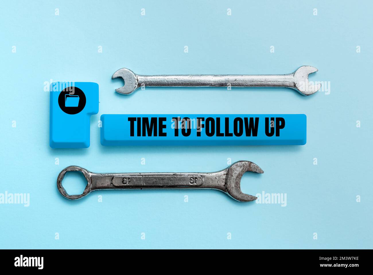 Testo che mostra il tempo di ispirazione per il follow-up. Concetto significato richiesta dell'attività precedente o continuazione delle informazioni Foto Stock