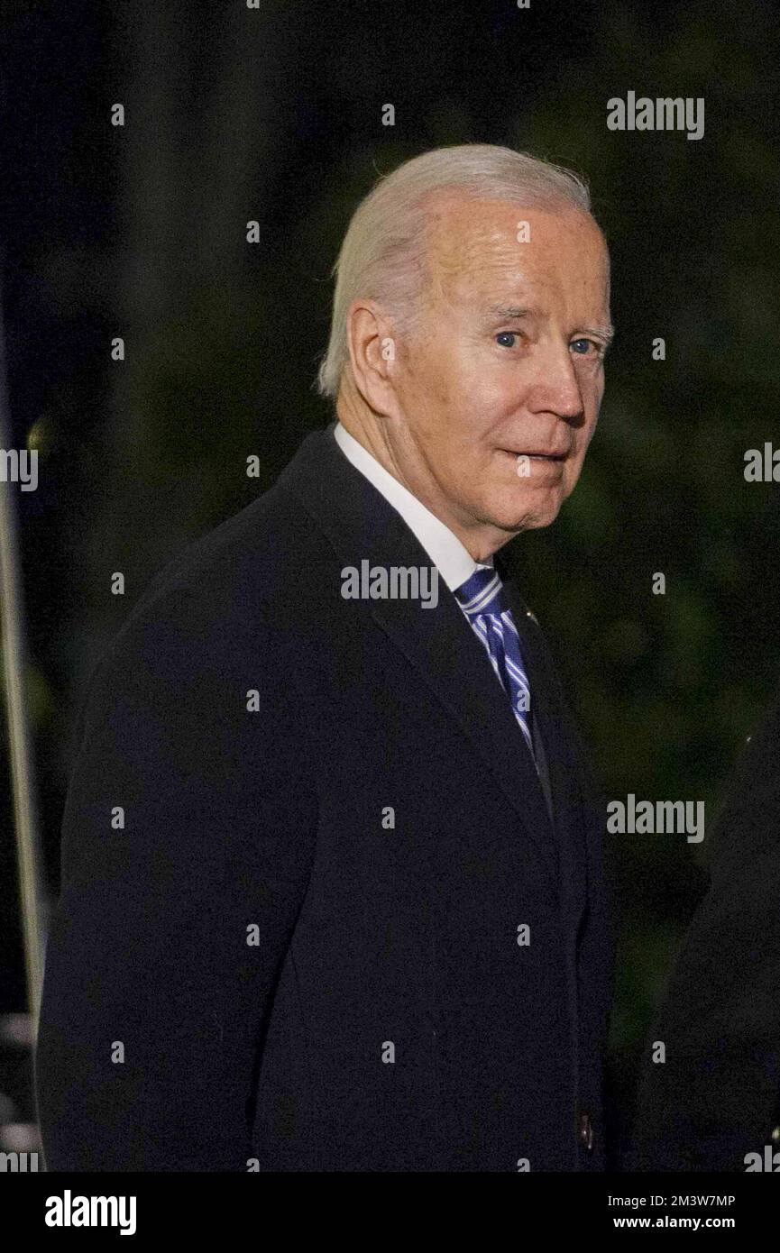 Washington, Stati Uniti. 16th Dec, 2022. Il Presidente Joe Biden guarda mentre attraversa il Portico Sud per salire a bordo di Marine One alla Casa Bianca di Washington DC venerdì 16 dicembre 2022. Foto di Bonnie Cash/UPI Credit: UPI/Alamy Live News Foto Stock