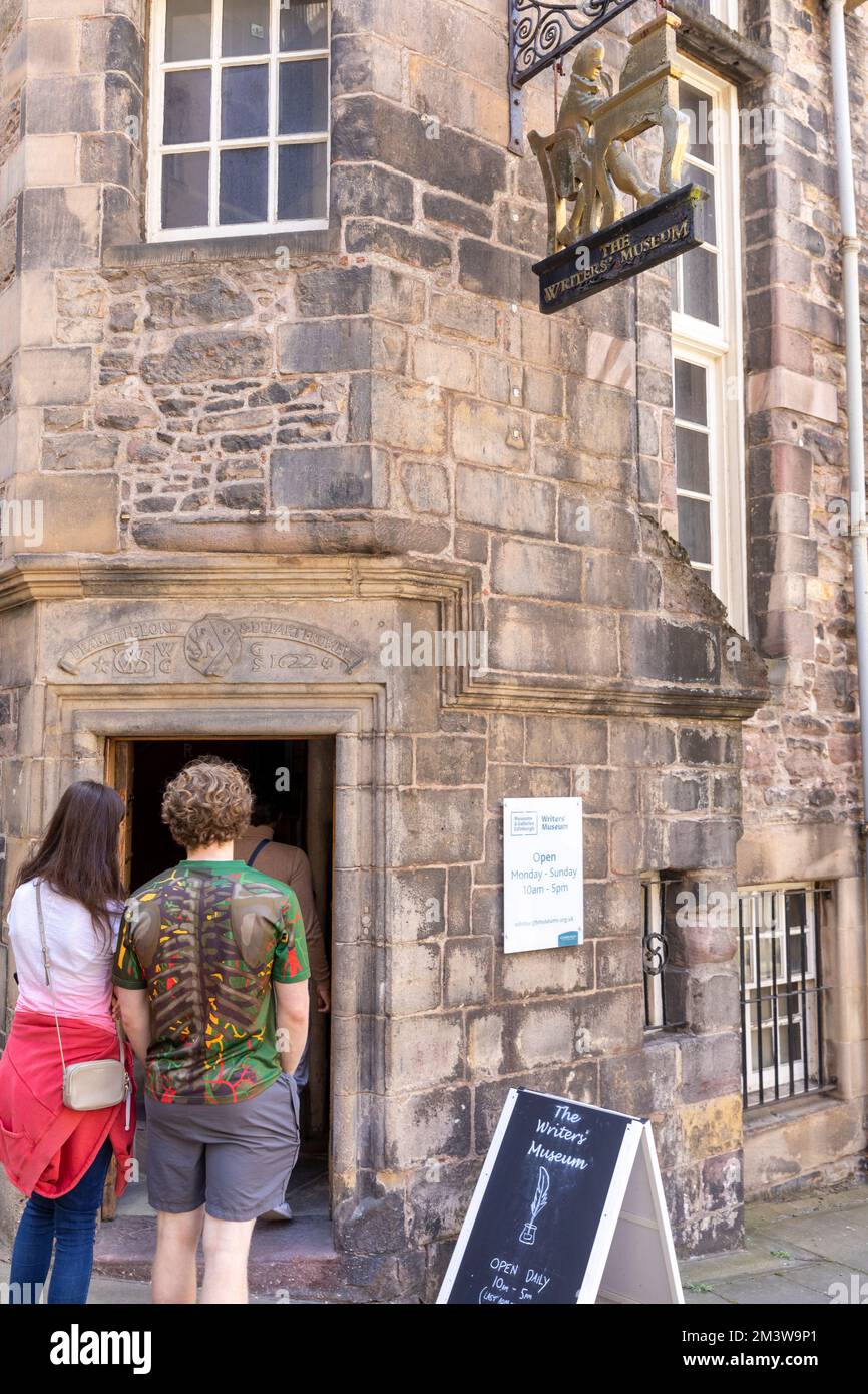 The Writers Museum a Lady Stair's House Edinburgh, giovane coppia aspetta di entrare nel museo, Edimburgo, estate 2022, Regno Unito Foto Stock