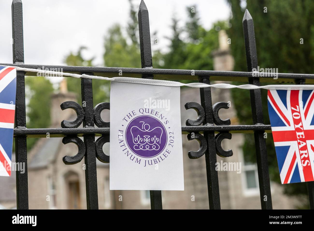 Le celebrazioni del giubileo di platino della regina vedono i bunting e le bandiere del jack dell'Unione che volano sulle ringhiere dei cancelli al castello di Balmoral in Scozia, Regno Unito Foto Stock