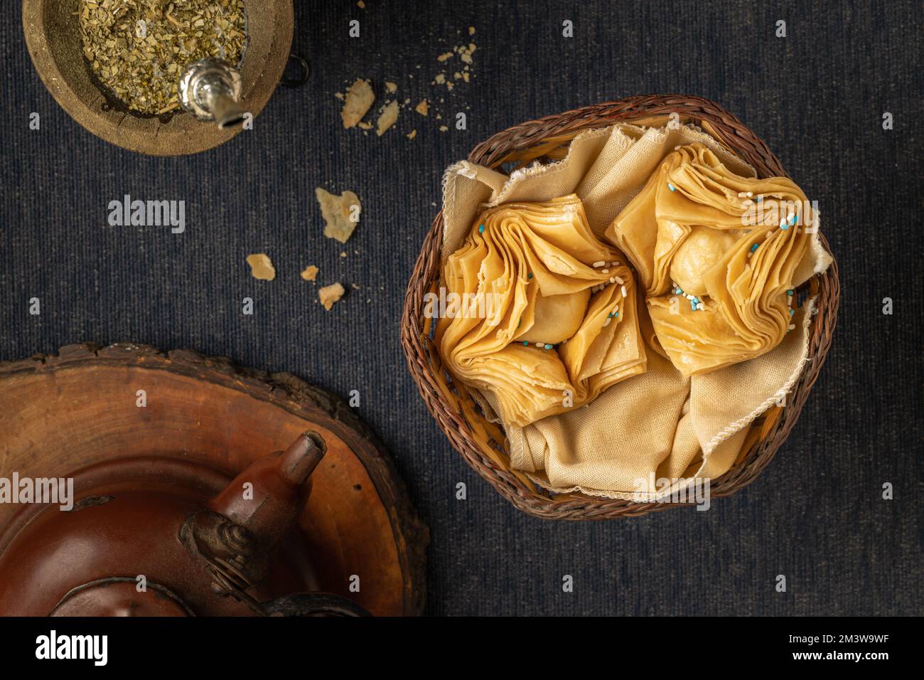 Vista dall'alto dei pasticcini fritti ripieni di patate dolci o di cotogne con yerba mate e bollitore. Cibo tipico argentino. Foto Stock