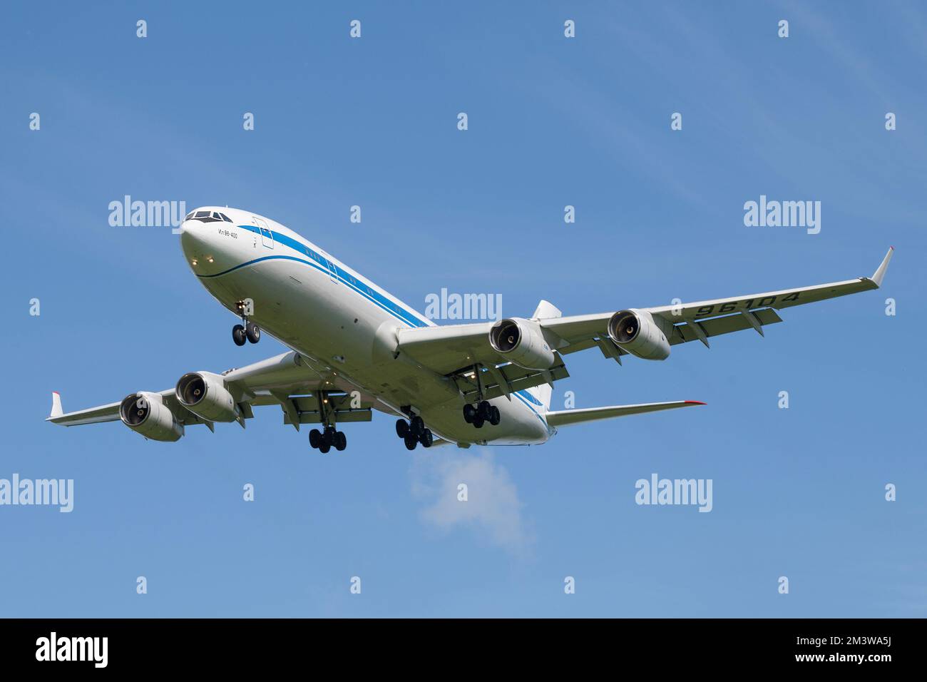 SAN PIETROBURGO, RUSSIA - 02 GIUGNO 2022: Aeromobile il-96-400VPU (RA-96104) del Servizio federale di sicurezza della Russia prima dell'atterraggio all'aeroporto di Pulkovo Foto Stock