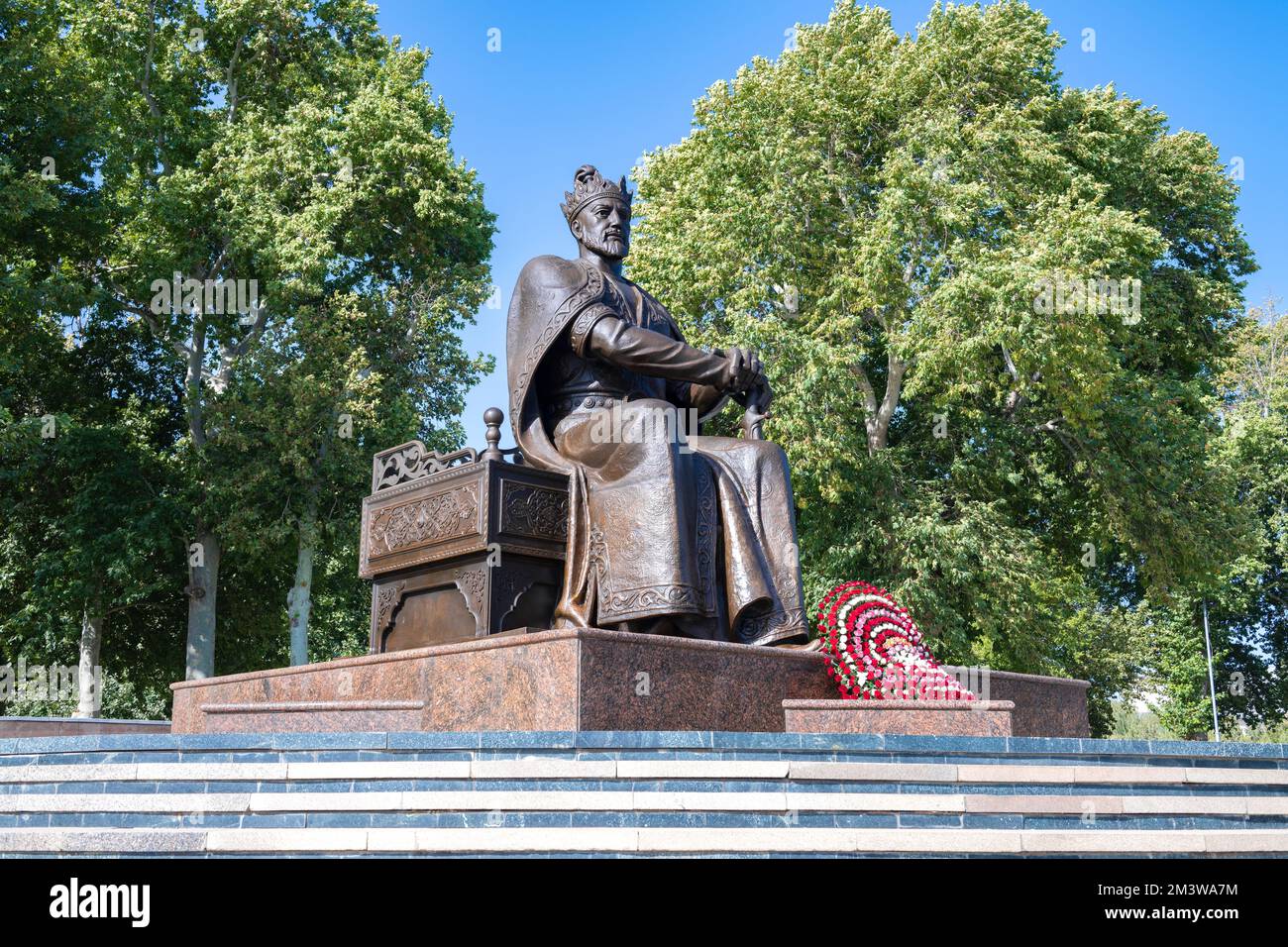 SAMARCANDA, UZBEKISTAN - 14 SETTEMBRE 2022: Vista del monumento a Tamerlane (Amir Timur) in un pomeriggio di settembre Foto Stock