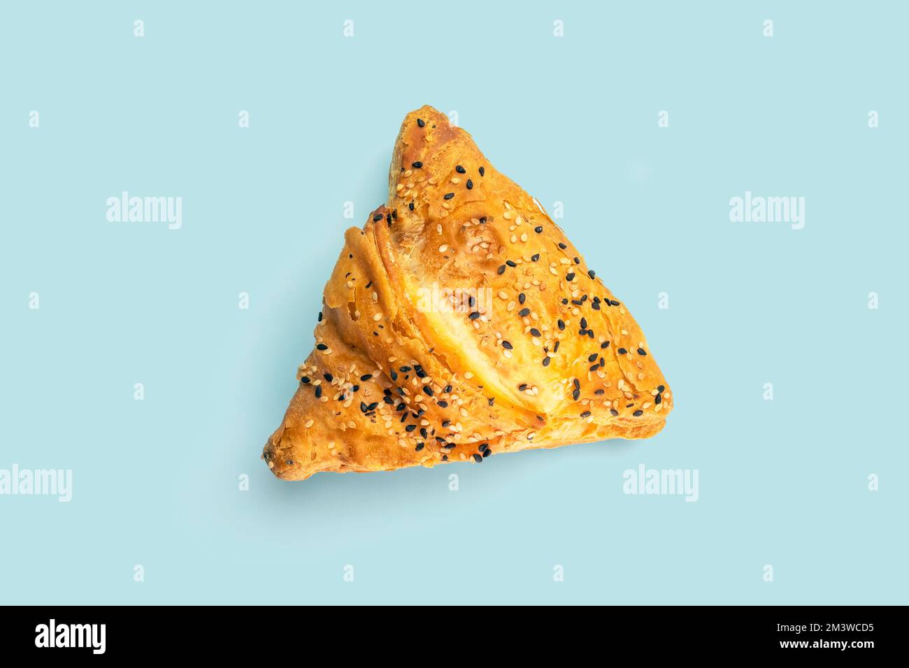 Samsa con carne su sfondo blu vista dall'alto Foto Stock