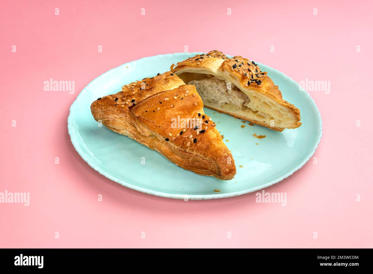Samsa con carne su un piatto blu vista dall'alto Foto Stock
