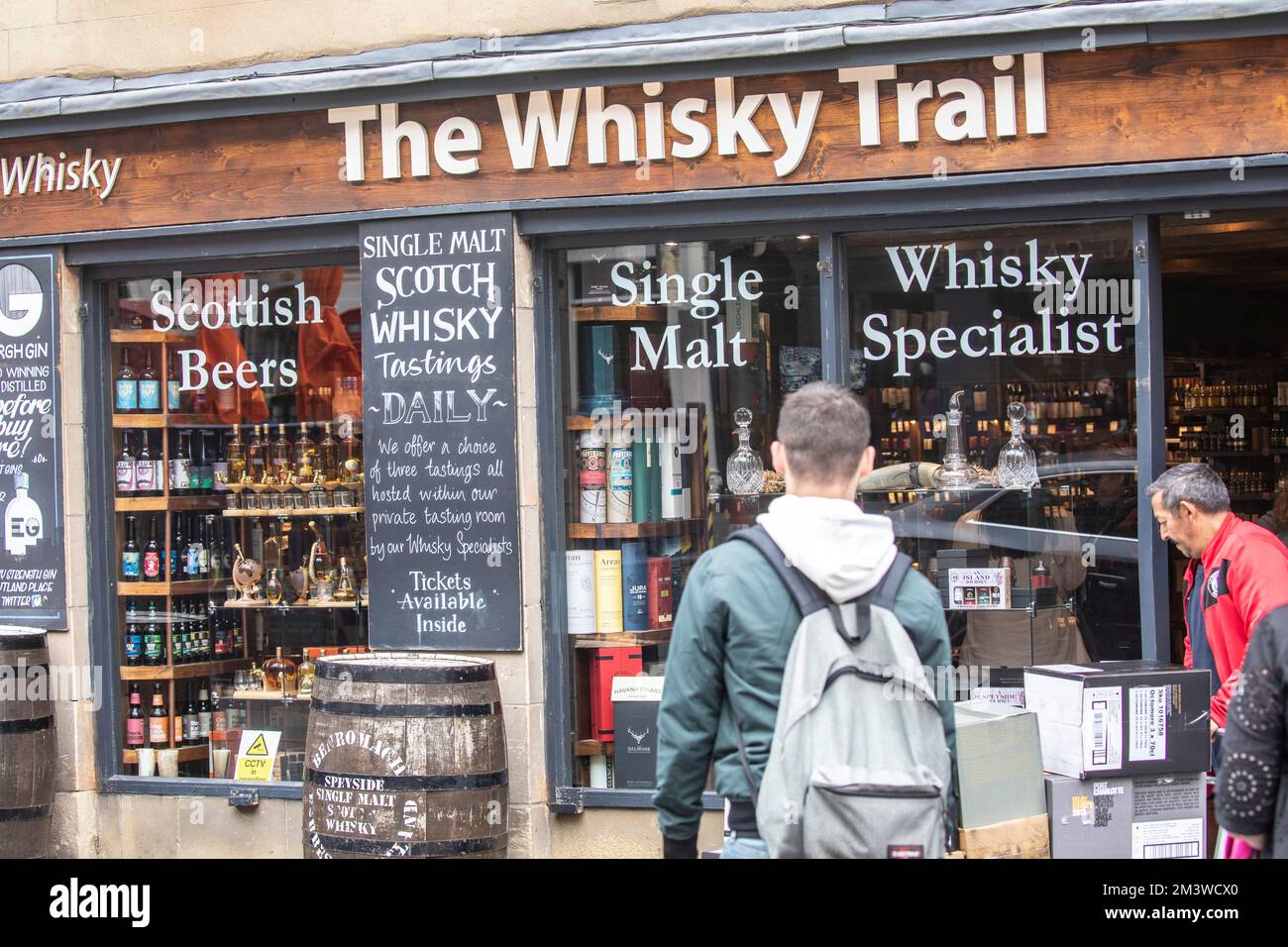 Il Whisky Trail Specialist scotch whisky shop nel centro di Edimburgo vende whisky single malt e degustazioni di whisky, Scozia, Regno Unito, 2022 Foto Stock