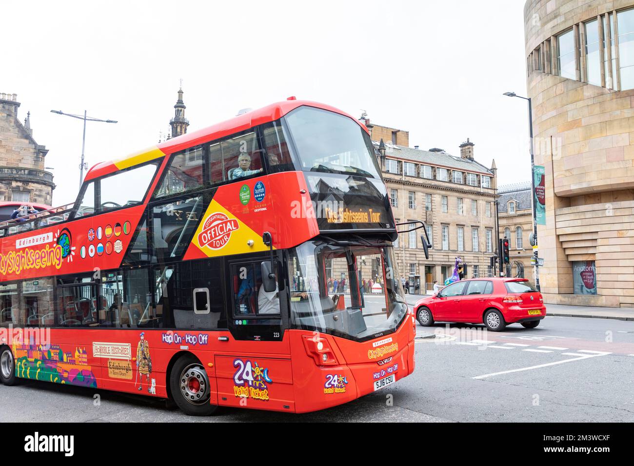 Tour ufficiale in autobus a due piani rosso della città nel centro di Edimburgo, Scozia, Regno Unito, estate 2022 Foto Stock
