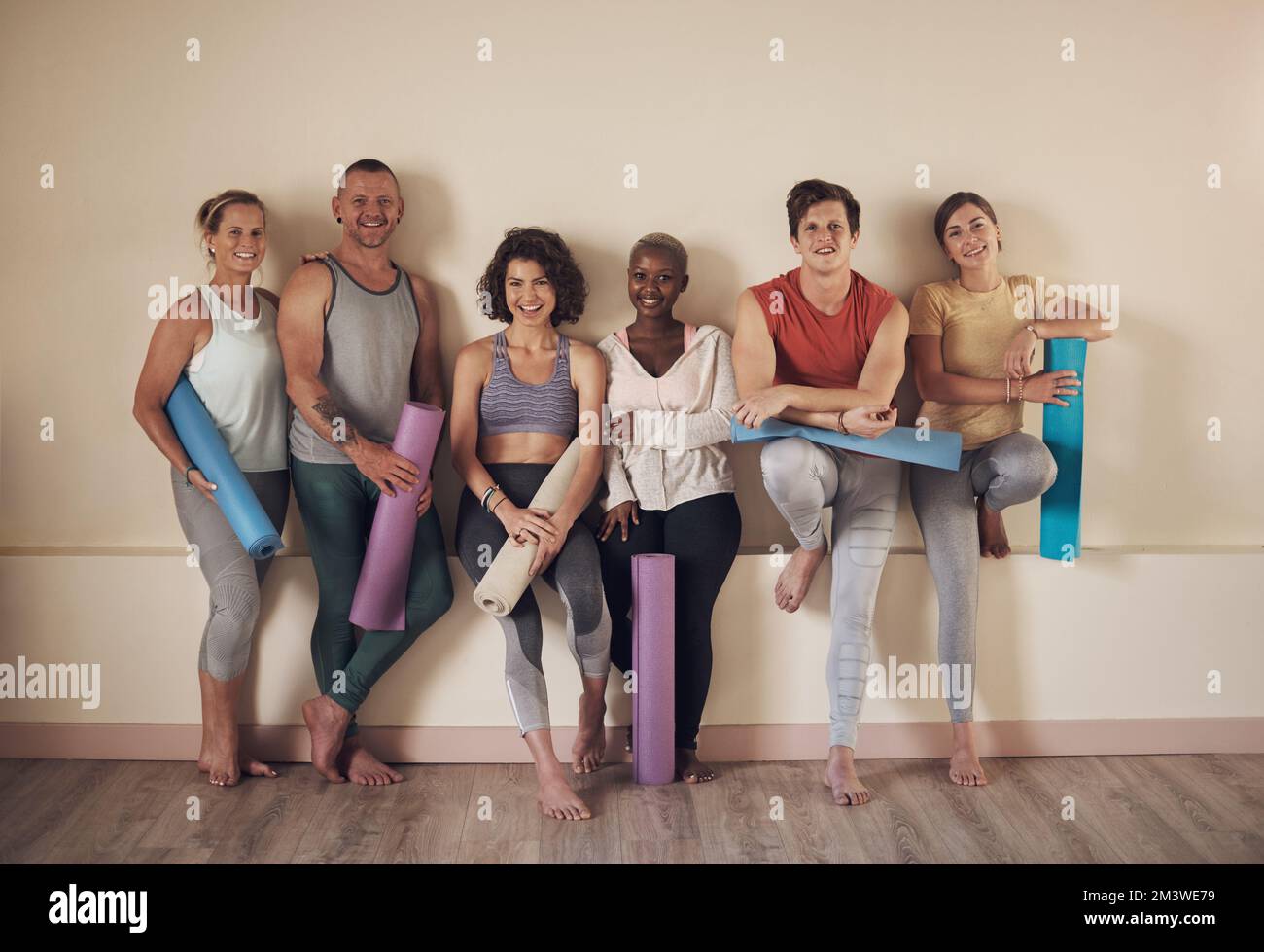 Che grande lezione di yoga. Ritratto completo di un gruppo variegato di yoga seduti insieme e in compagnia dopo una sessione di yoga al coperto. Foto Stock