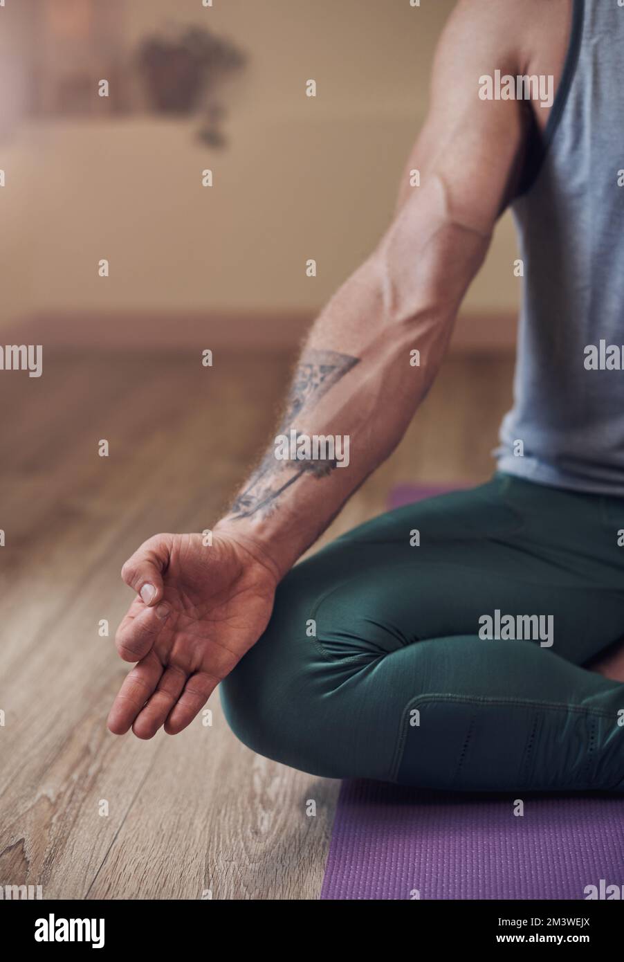 La meditazione è appendere fuori con la vostra anima. un uomo irriconoscibile seduto in casa da solo e meditando con la mano in una mudra gyan. Foto Stock