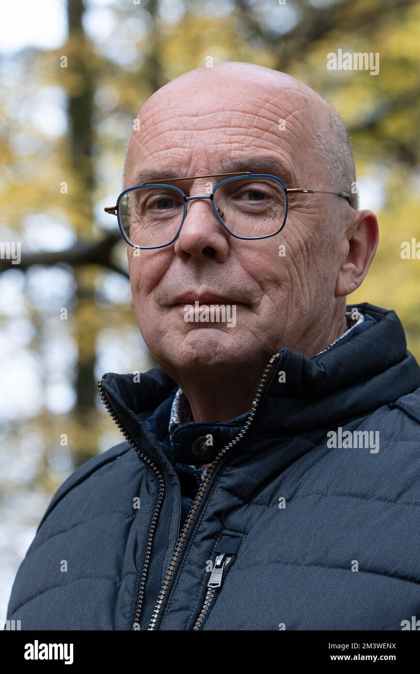 Hameln, Germania. 17th Nov 2022. Rainer Marcek, supervisore regionale della BAT dell'Agenzia statale della bassa Sassonia per la gestione delle acque, la protezione costiera e la conservazione della natura (NLWKN). L'esperto di pipistrelli osserva un declino della popolazione nel Weserbergland. (A dpa 'come le turbine eoliche potrebbero diventare più sicure per i pipistrelli') Credit: Swen Pförtner/dpa/Alamy Live News Foto Stock