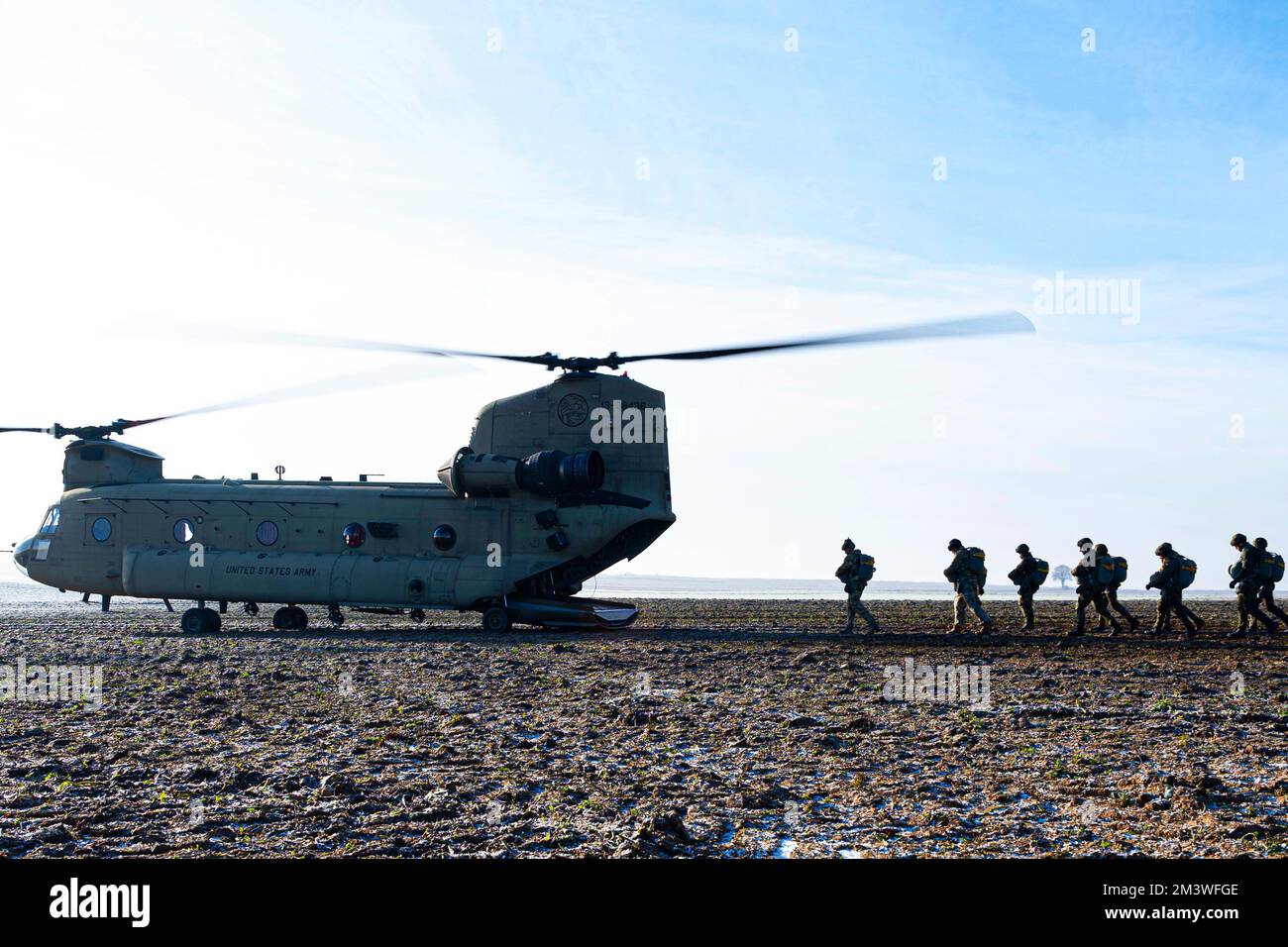 13 dicembre 2022 - Rheinland-Pfalz, Germania - Jumpers a bordo di un 214th Aviation Regiment Boeing CH-47 Chinook elicottero prima di un paracadute salto nella zona di lancio di Alzey in Ober-FlÃ¶rsheim, Germania, dicembre. 13, 2022. STATI UNITI Soldati dell'esercito da 214th AVN, Stati Uniti Air Force Airmen del 435th Contingency Squadron con sede a Ramstein Air base, in Germania, e le nazioni partner e alleate addestrate a diventare più esperti paracadutisti e rafforzare la loro partnership nel perseguimento di fornire assistenza aerea e a terra dove può essere necessario. Le forze alleate in Europa si allenano regolarmente per garantire tempestività Foto Stock