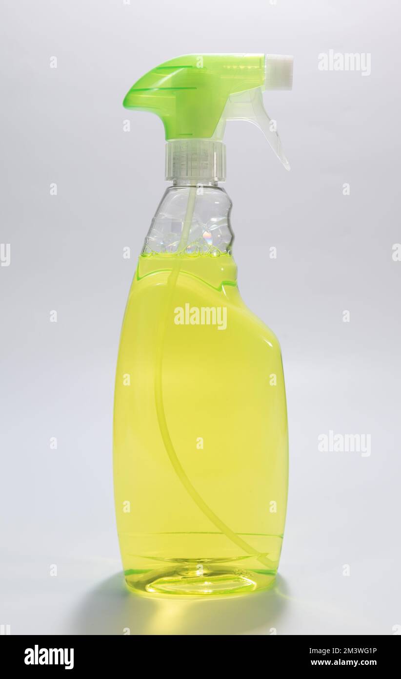 contenitore con detergente verde. su sfondo bianco Foto Stock