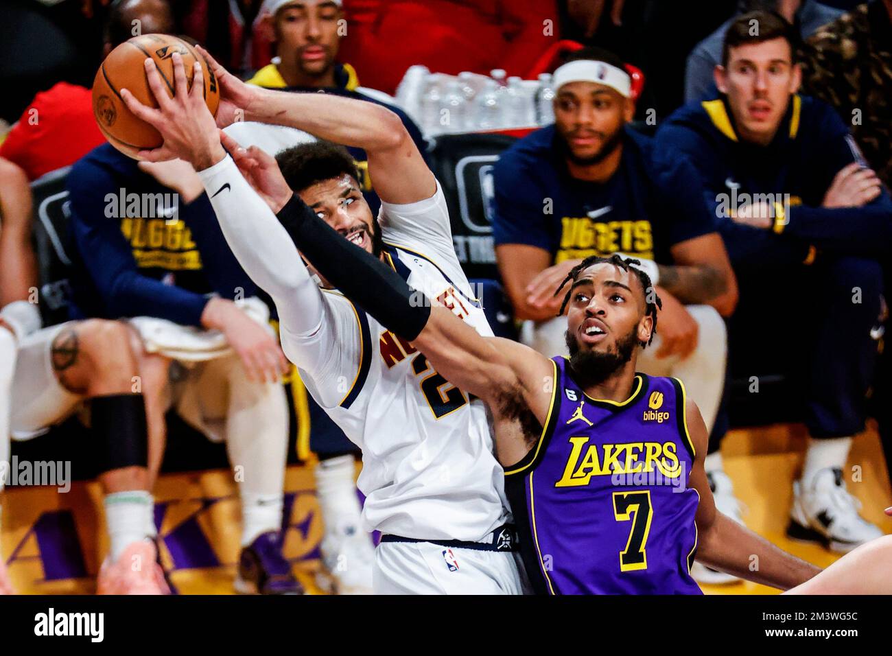 Los Angeles, California, Stati Uniti. 16th Dec, 2022. Denver Nuggets guardia Jamal Murray (27) e Los Angeles Lakers guardia Troy Brown Jr. (7) lotta per un rimbalzo durante una partita di basket NBA, Venerdì, 16 dicembre 2022, a Los Angeles. (Credit Image: © Ringo Chiu/ZUMA Press Wire) Foto Stock