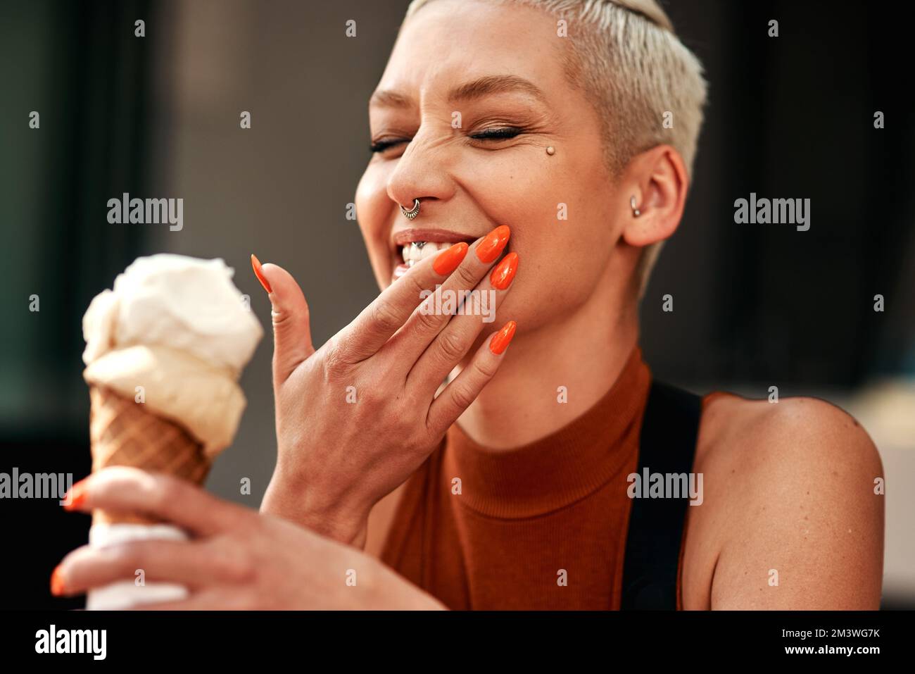 Ero appena troppo eccitato per il mio primo leccato. una giovane donna che gode di un cono gelato all'aperto. Foto Stock