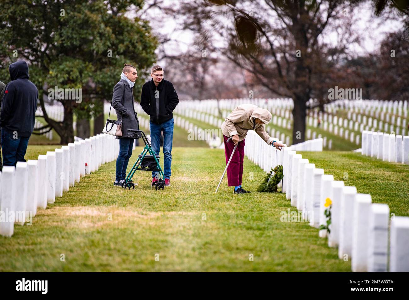Pearl Carpenter visita la tomba di suo nipote, Stati Uniti James Carpenter del personale dell'esercito nella Sezione 60 durante il Family Pass Holder Day per l'evento 31st delle corone in tutta l'America al Cimitero Nazionale di Arlington, Arlington, Virginia, Dicembre. 11, 2022. I genitori di James, Cathy e David, frequentano la WAA ogni anno da quando il loro figlio morì nel 2018. Davide disse che suo figlio aveva 6'8' e quando lo abbracciava, la sua testa si riposava appena sotto la spalla del figlio. Foto Stock