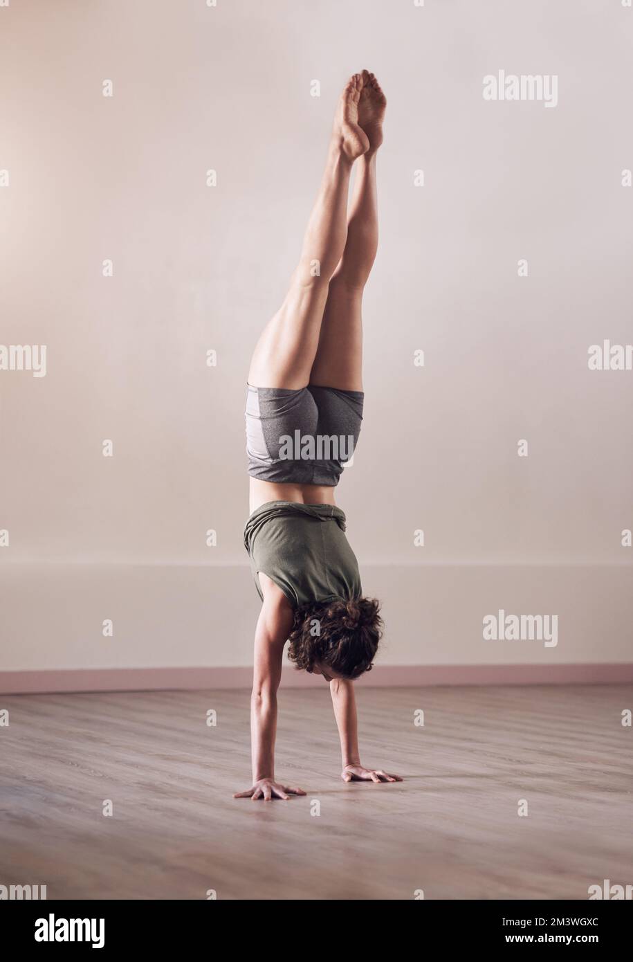 L'equilibrio è la più grande forza che potete possedere. Ripresa a tutta lunghezza di una giovane atletica che fa un cavalletto in studio. Foto Stock