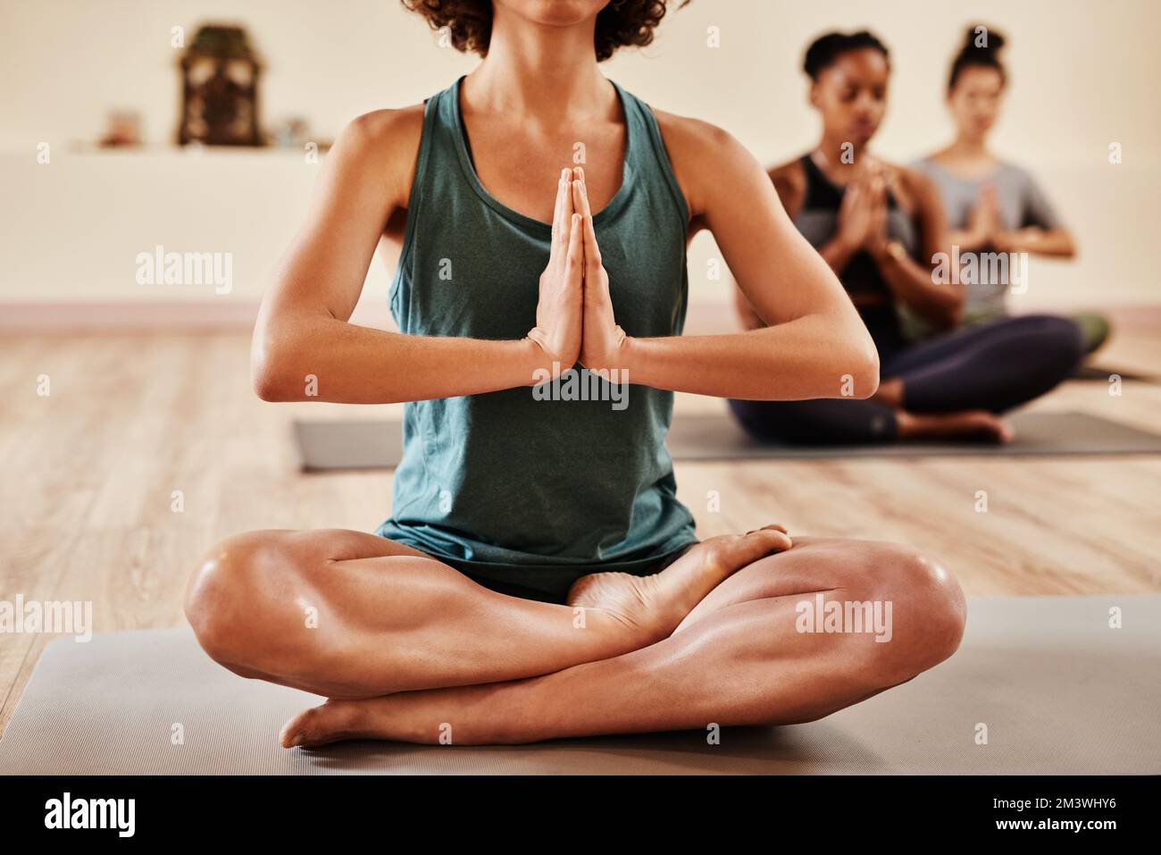 Ciò che è ancora forte. un gruppo di giovani donne che meditano in una classe di yoga. Foto Stock