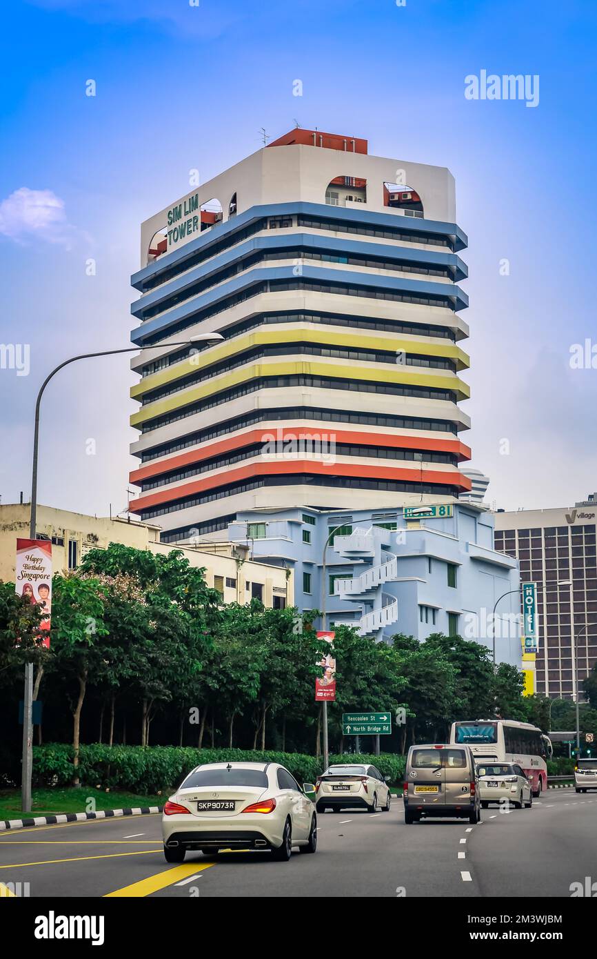 SIM Lim Tower e Hotel 81 in vista quando si viaggia lungo Sungei Road, Singapore. Foto Stock