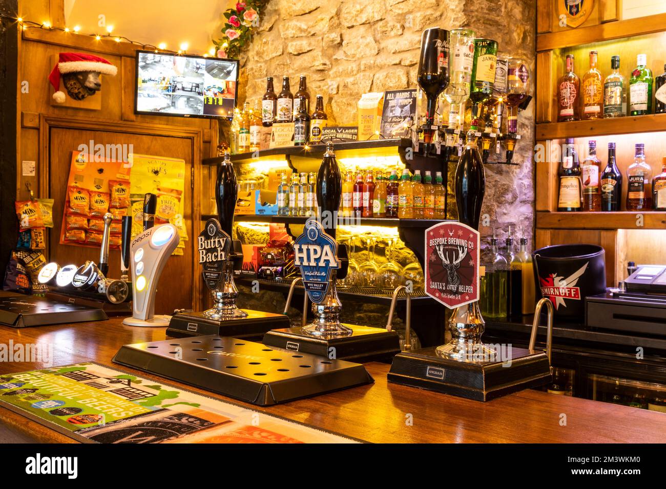 Interno del The Fountain Inn, Parkend, Gloucestershire a Natale. Foto Stock