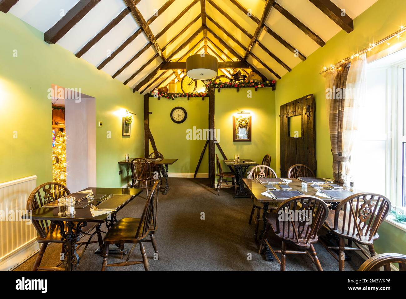 Interno del The Fountain Inn, Parkend, Gloucestershire a Natale. Foto Stock