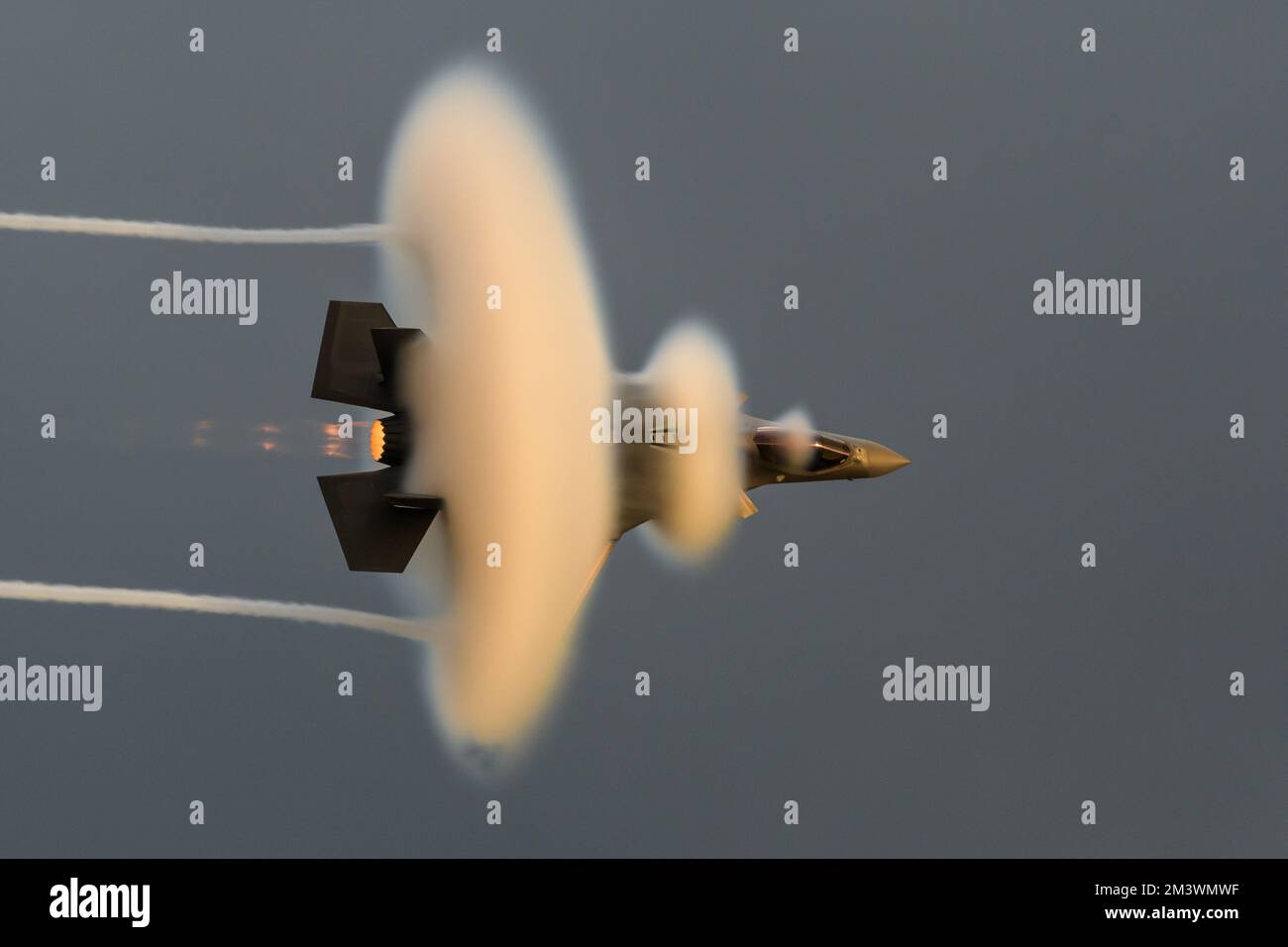 Un combattente furtivo da Lakenheath volando al tramonto Sanicole Airshow Foto Stock