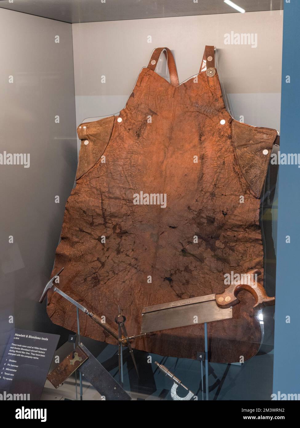 Grembiule in pelle per saldatori (c.1916) utilizzato da una saldatrice femminile che lavora presso Vickers durante la prima guerra mondiale nel Bellman Hanger, Brooklands Museum, Surrey, Regno Unito Foto Stock