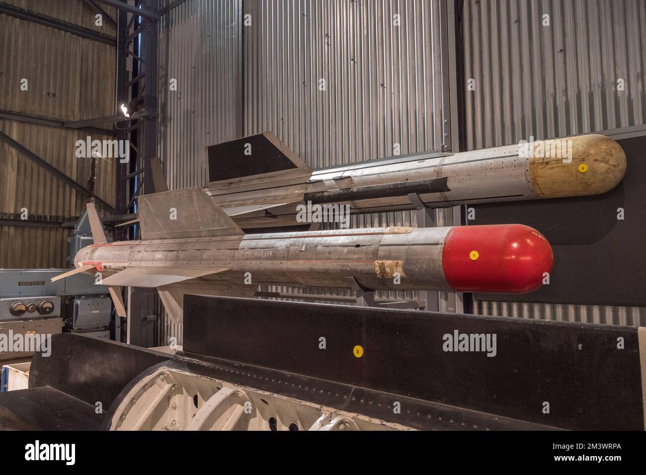 Un paio di missili aria-aria British Red Dean (1950s) in mostra al Bellman Hanger, Brooklands Museum, Surrey, Regno Unito Foto Stock