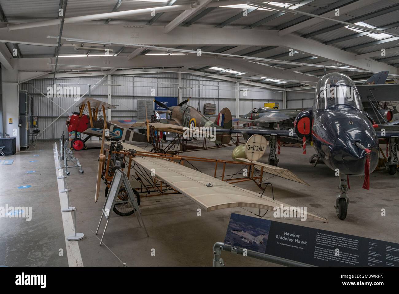 Vista generale degli aerei in The Flight Shed, Brooklands Museum, Surrey, Regno Unito Foto Stock