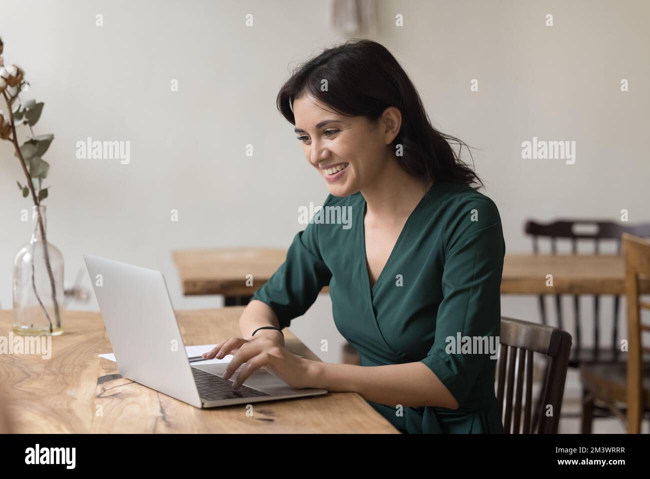 Felice donna freelance eccitato che lavora al computer in casa ufficio Foto Stock