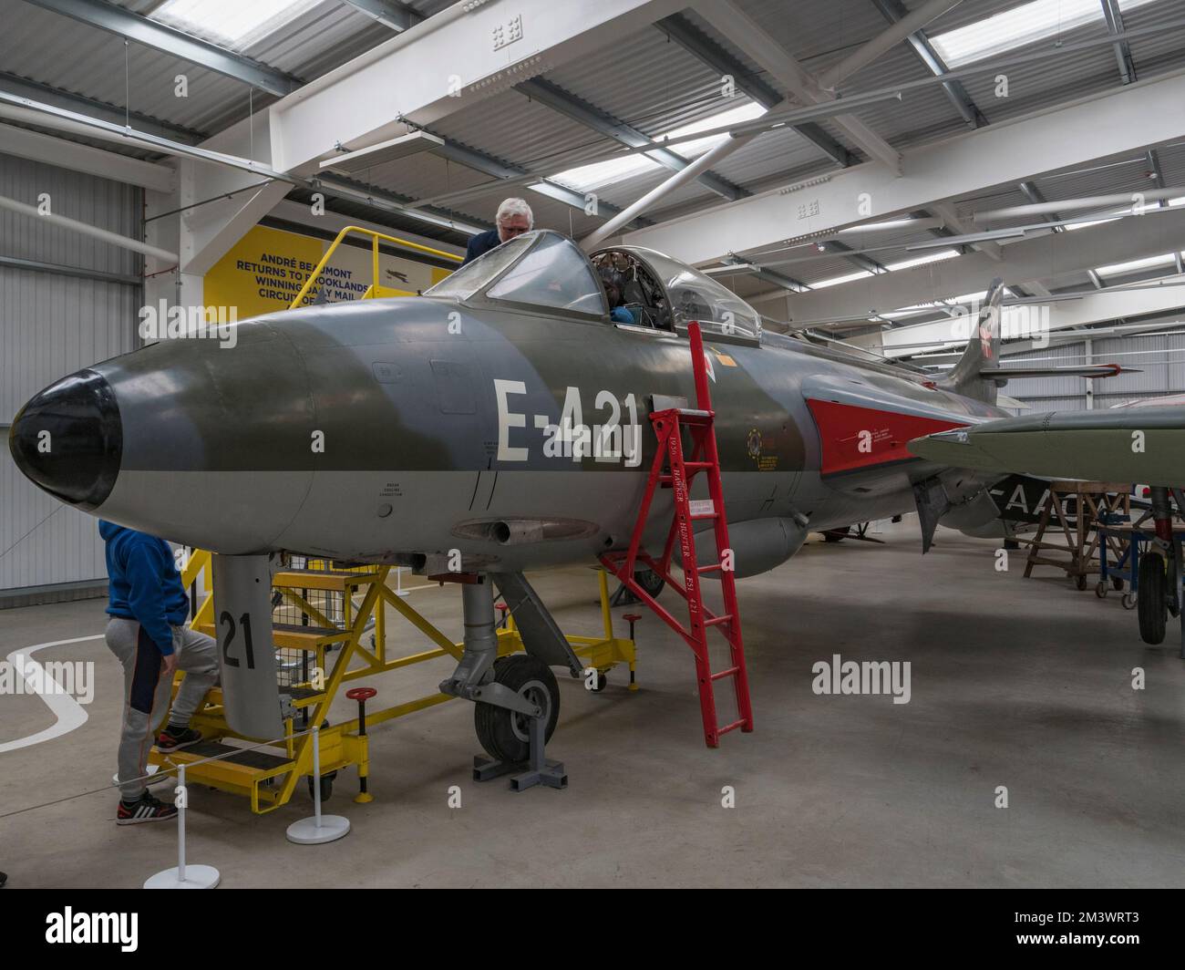 Un Hawker Hunter F.Mk.51 (numero di serie e-421) in mostra al Brooklands Museum, Surrey, Regno Unito. Foto Stock