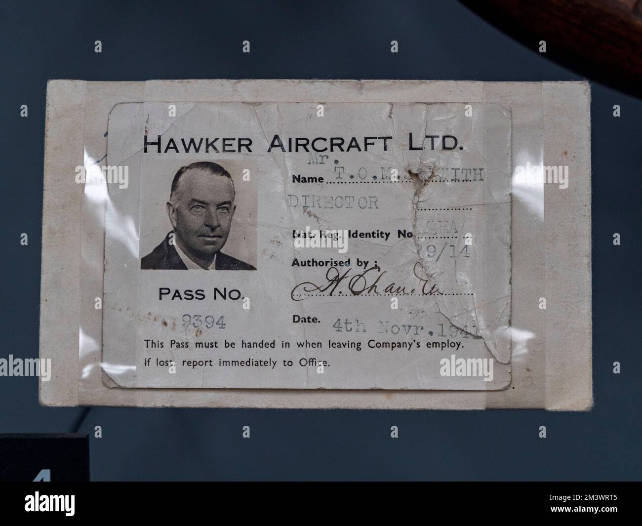 La tessera d'identificazione Hawker Aircraft Ltd per il regista Tommy Sopwith in mostra al Brooklands Museum, Surrey, Regno Unito. Foto Stock