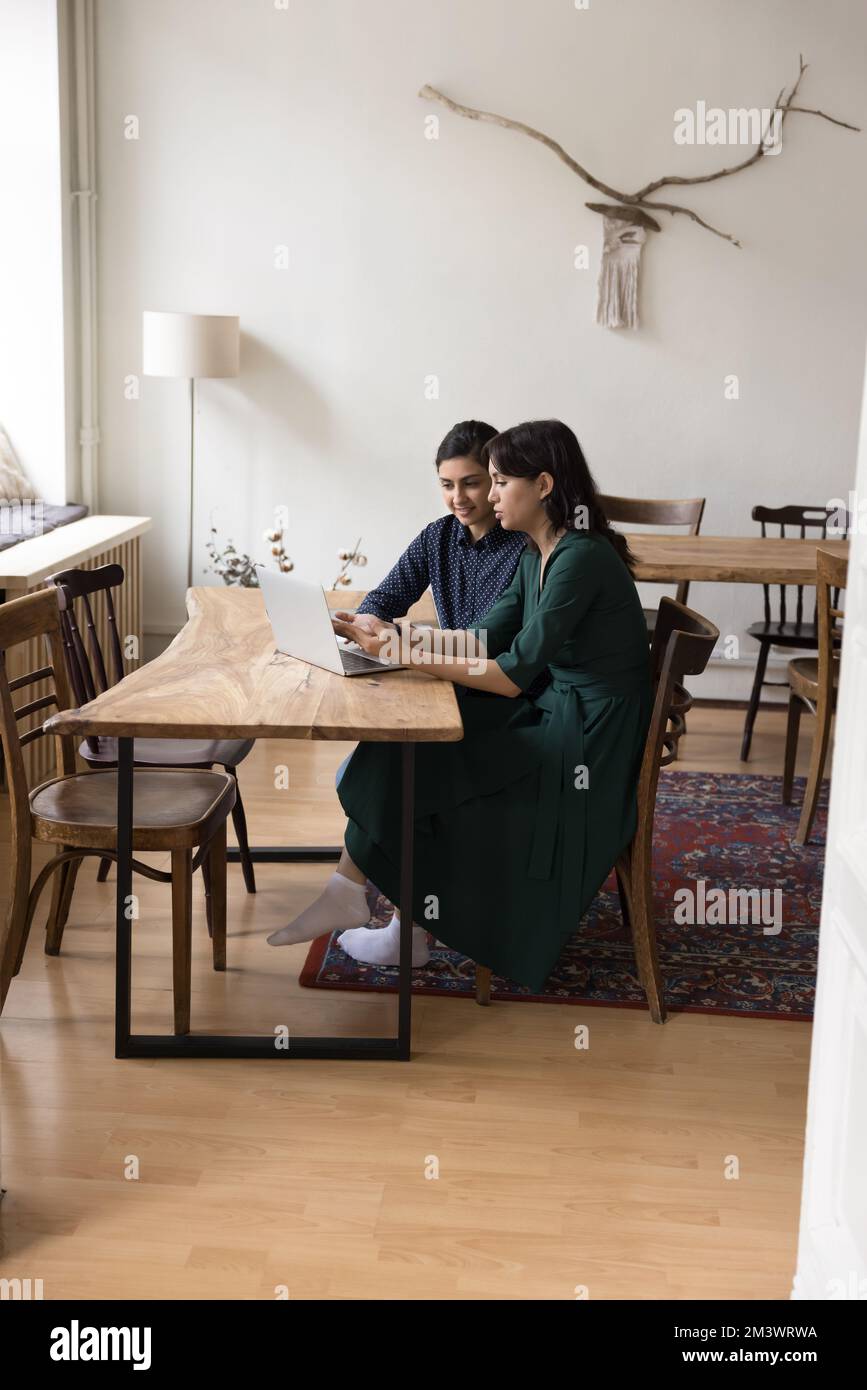 Due donne impegnate e motivate che discutono del progetto di startup Foto Stock