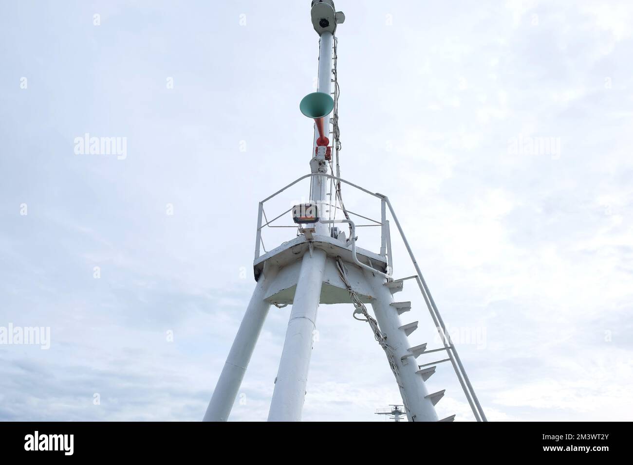 Avvisatore acustico e antenna satellitare su una nave cisterna Foto Stock