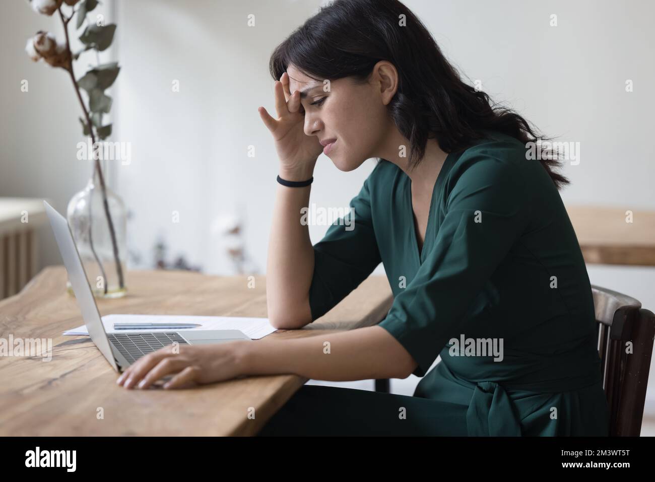 Imprenditore sconvolto donna che affronta problemi con il notebook, app lavoro sbagliato Foto Stock