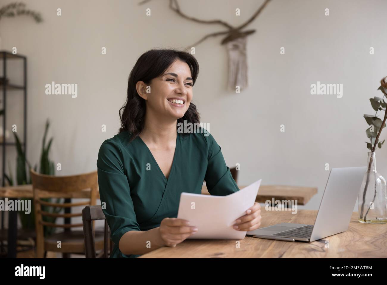 Felice giovane donna freelance in possesso di documenti legali Foto Stock