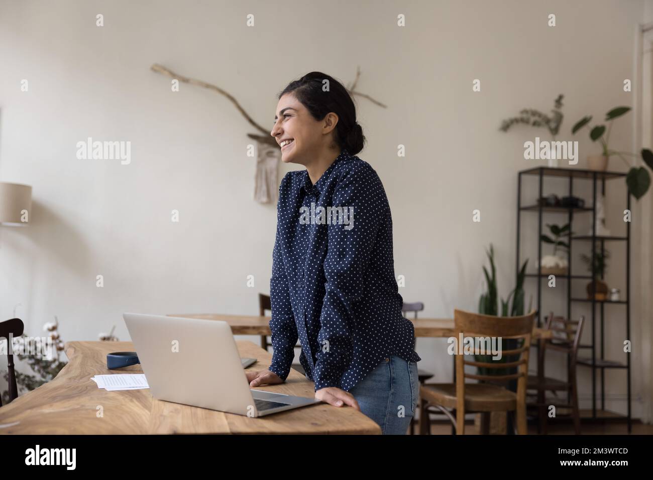 Donna imprenditore indiano allegra che pensa al progetto creativo di affari Foto Stock