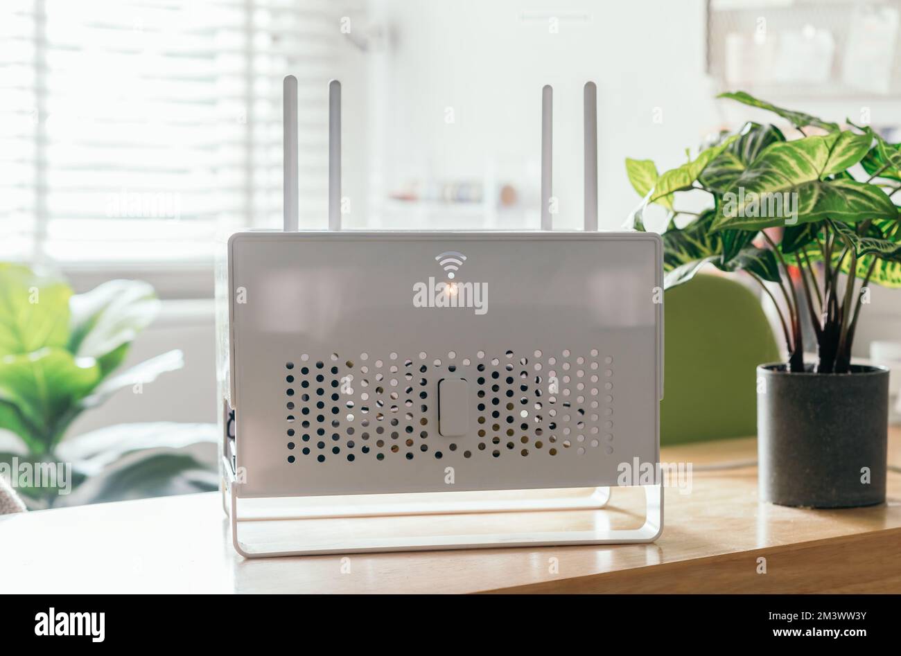 Primo piano di un router wireless e di computer portatili nel soggiorno di casa Foto Stock