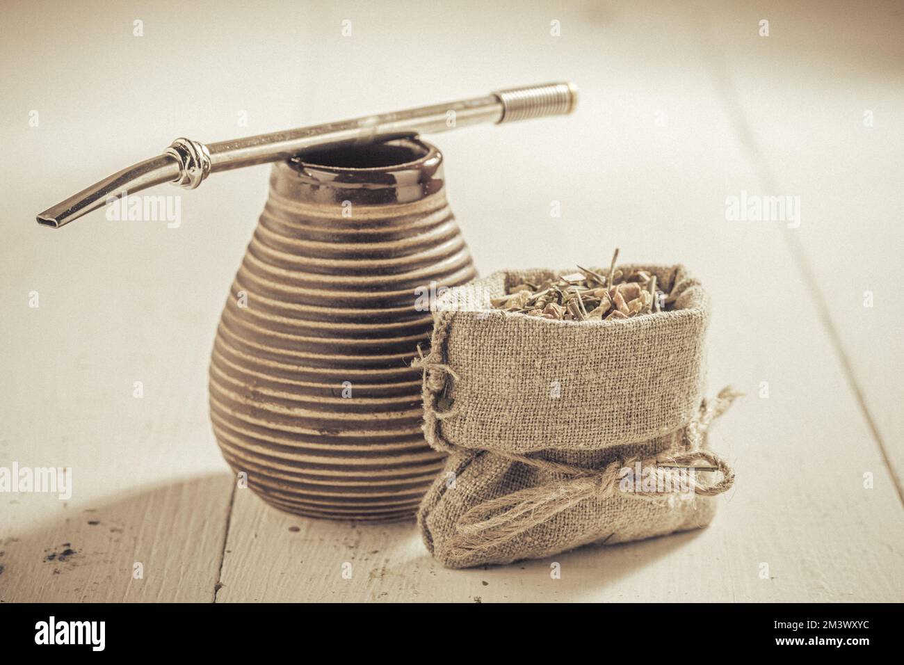 Gustoso e aromatico compagno di yerba con calabasch e bombilla. Yerba mate pronto per l'estrazione. Foto Stock
