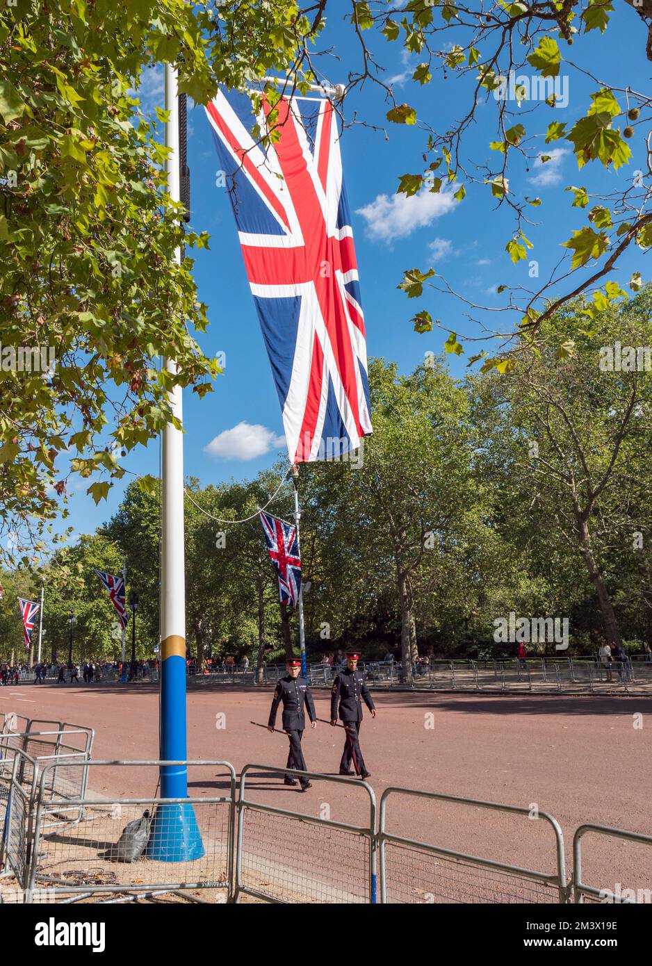 Bandiere dell'Unione sul Mall, parte della rotta funeraria, prima del funerale della regina Elisabetta II il 19th settembre 2022, Londra, Regno Unito. Foto Stock