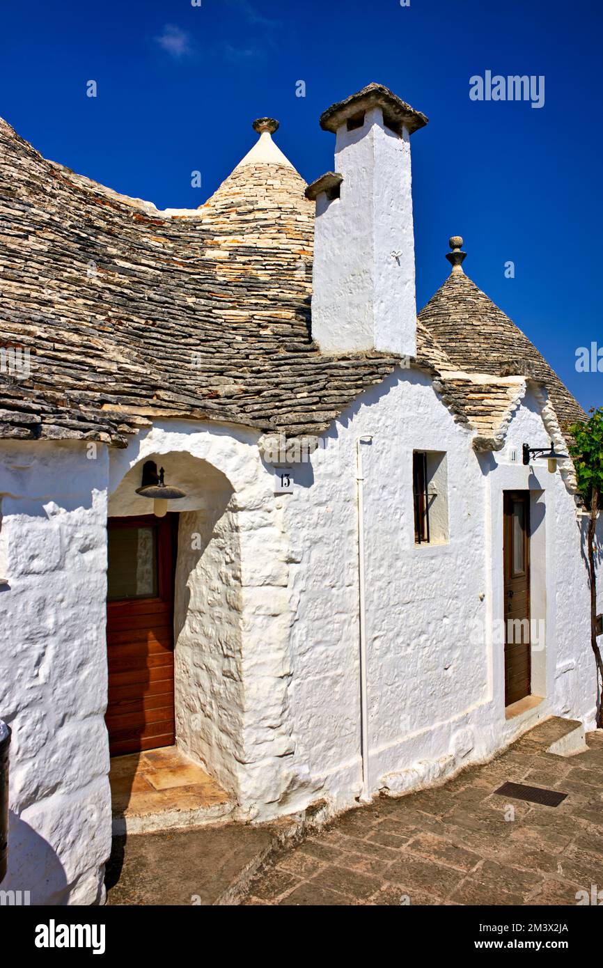 Puglia Puglia Italia. Alberobello. Trulli: Capanne in pietra a secco pugliesi tradizionali con tetto conico. Foto Stock