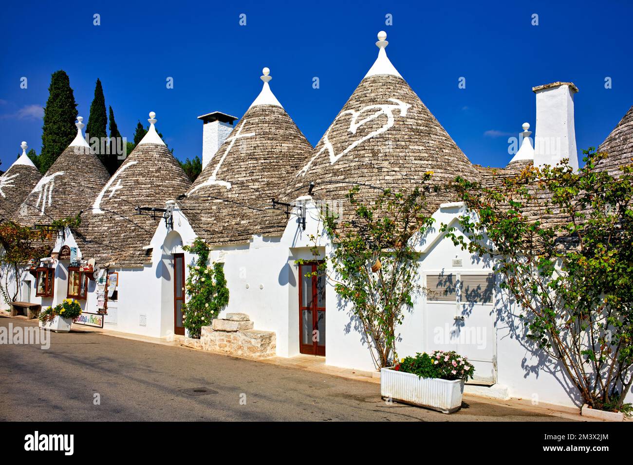Puglia Puglia Italia. Alberobello. Trulli: Capanne in pietra a secco pugliesi tradizionali con tetto conico. Foto Stock